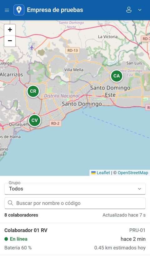 El panel abierto en un celular: mapa con tres colaboradores y la lista con su estado, batería y km del día